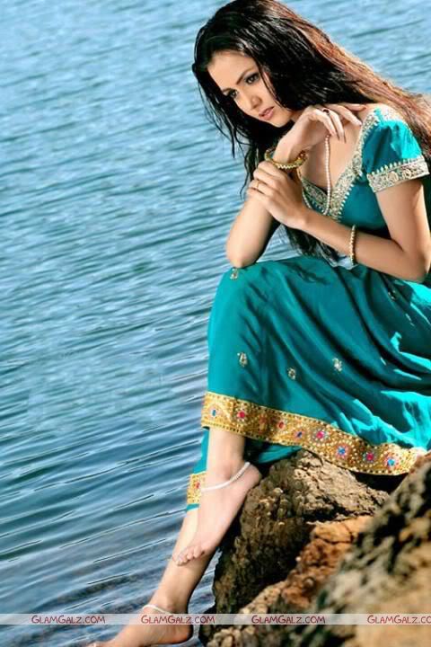 Cute Nila in Traditional Indian Dress | GlamGalz.com