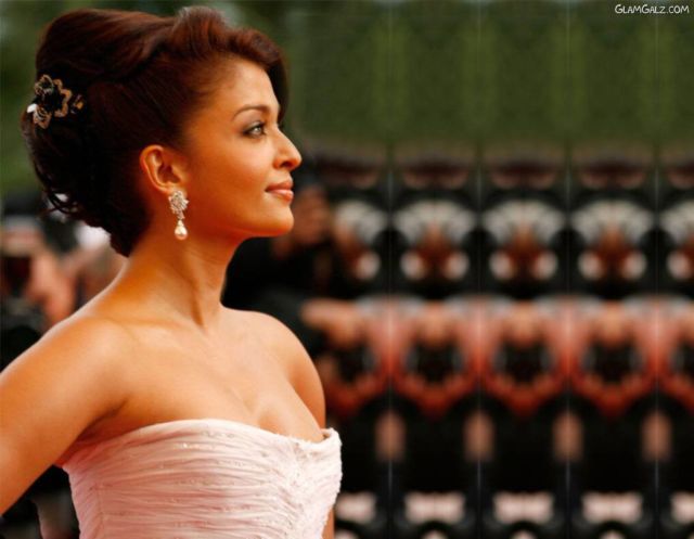 Click to Enlarge - Elizabeth Olsen's Beautiful Wallpapers