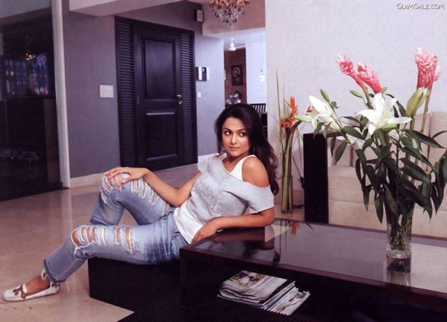 Click to Enlarge - Amrita Arora Hot Wallpapers Collection