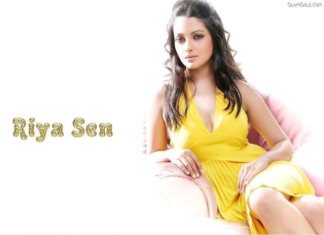 Click to Enlarge - Pretty Bollywood Beauty Riya Sen Wallpapers