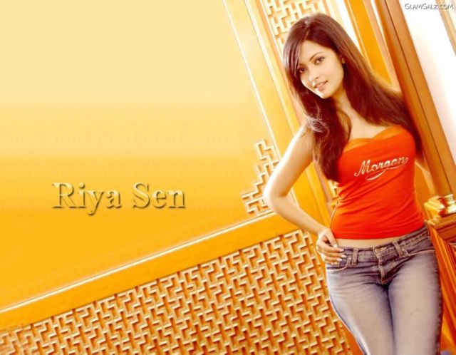 Click to Enlarge - Pretty Bollywood Beauty Riya Sen Wallpapers
