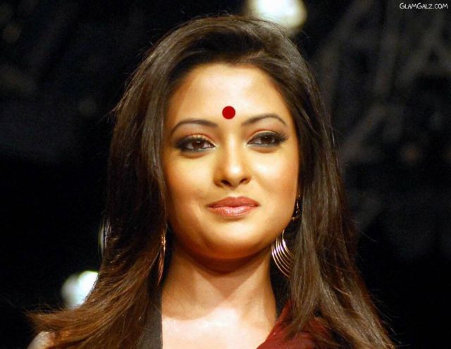 Click to Enlarge - Pretty Bollywood Beauty Riya Sen Wallpapers