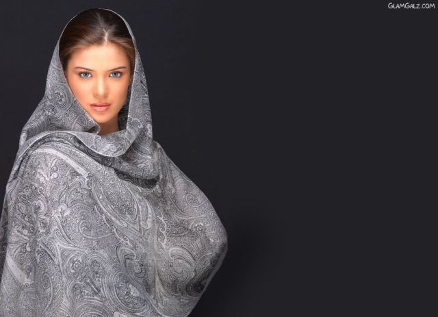 Click to Enlarge - Bollywood Beauty Urvashi Sharma Wallpapers